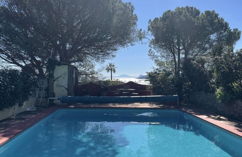 Bahia de Casares Villa | Villa privada en 1/2 acre de jardines subtropicales. Magníficas vistas al mar y piscina grande