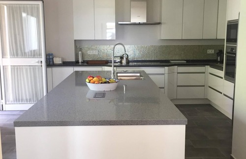 Guadalmina Villa | Villa privada en zona exclusiva, con piscina, tenis y acceso directo a la playa.