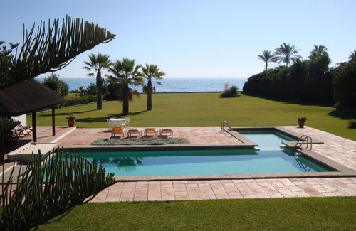 Guadalmina Villa | Villa privada en zona exclusiva, con piscina, tenis y acceso directo a la playa.