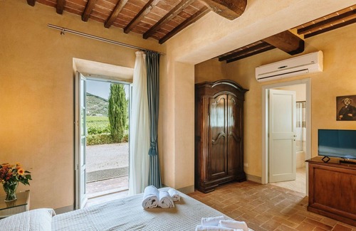 Castelnuovo Berardenga Villa | Private Villa with hot tub, private pool, A/C, WIFI, TV, patio, panoramic view, close to Siena