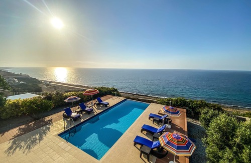 Esentepe Villa | Villa privada con piscina climatizada, 3 baños, WiFi gratis y TV del Reino Unido, aire acondicionado en todas las habitaciones