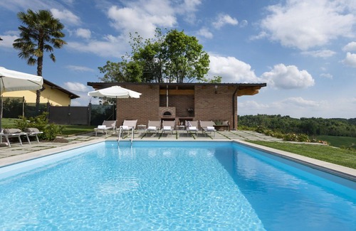 Monteu Roero Villa | Maravillosa casa de vacaciones privada con piscina privada, A/C, WIFI, TV, patio, cerca de Alba