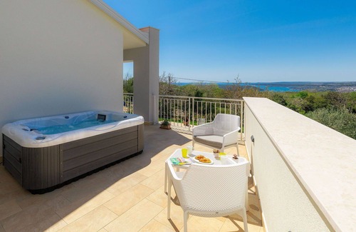 Diminici Villa | Casa de vacaciones privada con piscina privada, jacuzzi, WIFI, A/C, TV, terraza, vista panorámica