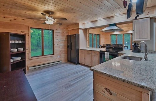 Tunkhannock Township Cabina | PRIVATE W/ HOTTUB/FIRE PIT/SHUFFLE BOARD/AIR HOCKEY/BAR-10 MIN to SKI/ Sleeps 18
