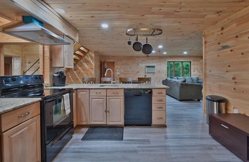 Tunkhannock Township Cabina | PRIVATE W/ HOTTUB/FIRE PIT/SHUFFLE BOARD/AIR HOCKEY/BAR-10 MIN to SKI/ Sleeps 18