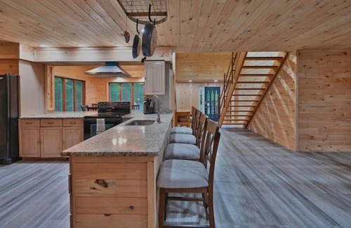 Tunkhannock Township Cabina | PRIVATE W/ HOTTUB/FIRE PIT/SHUFFLE BOARD/AIR HOCKEY/BAR-10 MIN to SKI/ Sleeps 18