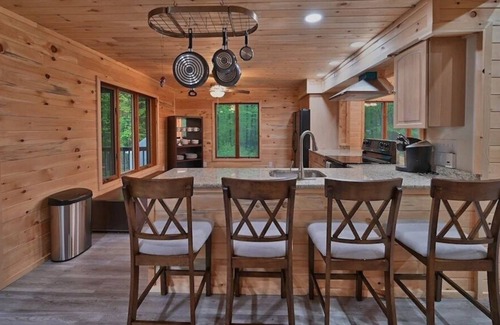 Tunkhannock Township Cabina | PRIVATE W/ HOTTUB/FIRE PIT/SHUFFLE BOARD/AIR HOCKEY/BAR-10 MIN to SKI/ Sleeps 18