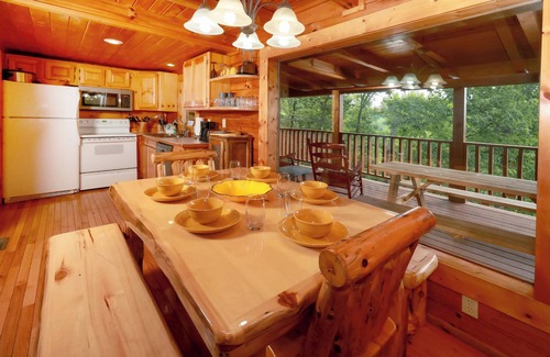 Gatlinburg - Pigeon Forge Cabina | Privado con vistas a la montaña! Acceso GRATUITO a la piscina, pesca, Putt Putt, golf, etc. ... ¡A solo 5 millas del pueblo!