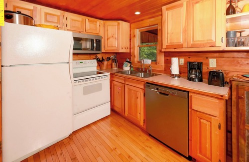 Gatlinburg - Pigeon Forge Cabina | Privado con vistas a la montaña! Acceso GRATUITO a la piscina, pesca, Putt Putt, golf, etc. ... ¡A solo 5 millas del pueblo!