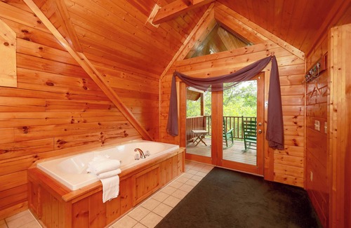 Gatlinburg - Pigeon Forge Cabina | Privado con vistas a la montaña! Acceso GRATUITO a la piscina, pesca, Putt Putt, golf, etc. ... ¡A solo 5 millas del pueblo!