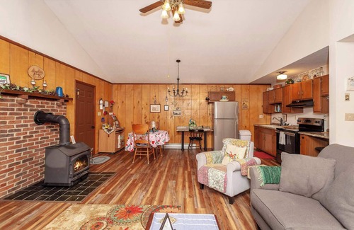 Luray Cabina | Private w Screened Porch, Deck & Pet-Friendly!