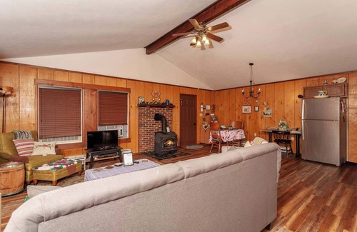 Luray Cabina | Private w Screened Porch, Deck & Pet-Friendly!