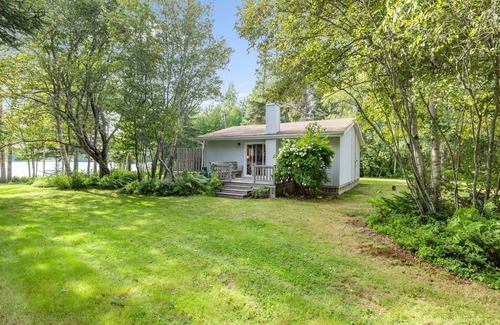 Queens County Cabaña | Private Waterfront Cottage on the lake