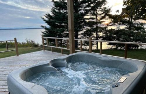 Richmond County Chalet De Esquí | Private Waterfront Luxury with Hot Tub and Barrel Sauna