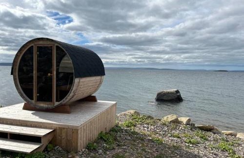 Richmond County Chalet De Esquí | Private Waterfront Luxury with Hot Tub and Barrel Sauna