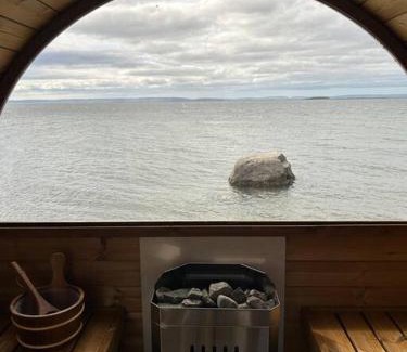 Richmond County Chalet De Esquí | Private Waterfront Luxury with Hot Tub and Barrel Sauna