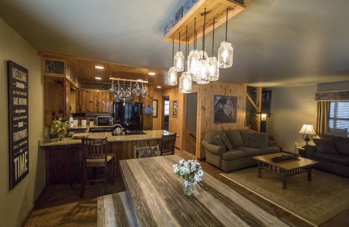 Robbinsville Casa | Completa propiedad de ensenada privada, 4 casas, frente a la corriente ubicado en 400 acres