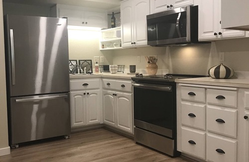 McMinnville Casa | Private Wine country daylight basement (1 bd, 1 ba, kitchen, living, patio)