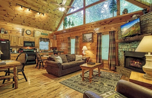 Gatlinburg - Pigeon Forge Cabina | Entorno arbolado privado! ¡Sala de teatro! ¡Céntrico! 3 cubiertas! Sala de juegos divertidos