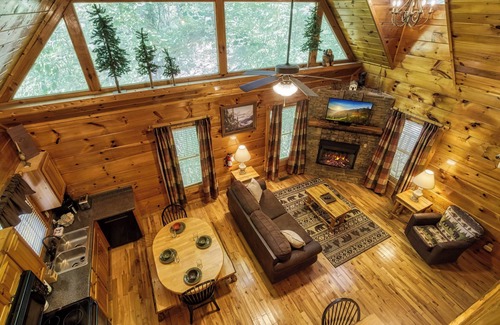 Gatlinburg - Pigeon Forge Cabina | Entorno arbolado privado! ¡Sala de teatro! ¡Céntrico! 3 cubiertas! Sala de juegos divertidos