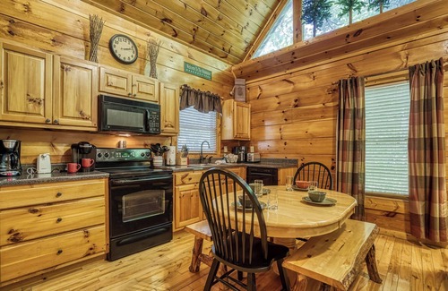Gatlinburg - Pigeon Forge Cabina | Entorno arbolado privado! ¡Sala de teatro! ¡Céntrico! 3 cubiertas! Sala de juegos divertidos