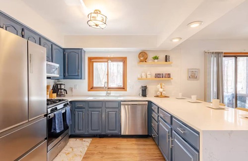 East Stroudsburg Cabina | Private Wooded Escape w/ Hot Tub + Fire Pit