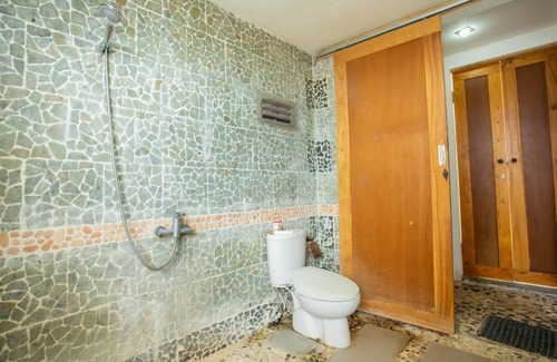 By Pass Ngurah Rai Casa | Cabaña privada de madera, estilo balinés clásico en Nusa Dua