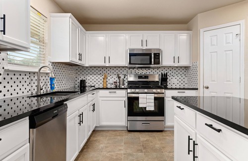 New Braunfels Casa | Spring Break! | Private Yard | WiFi | Monthly Stay