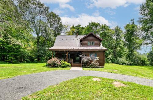 South Butler Casa | Private Yard Secluded Hannibal Cabin in the Pines