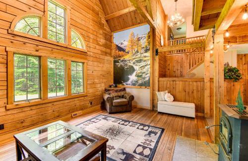 South Butler Casa | Private Yard Secluded Hannibal Cabin in the Pines