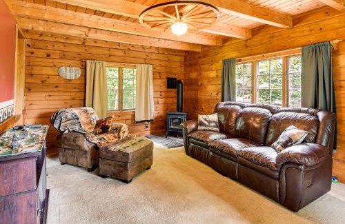 South Butler Casa | Private Yard Secluded Hannibal Cabin in the Pines