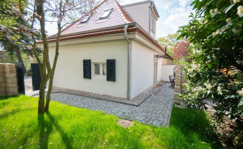 Radeberger Vorstadt Apartamento | Privatsphäre im Kutscherhaus der Villa Golding