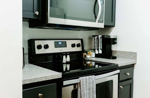 Edgehill Apartamento | Producer's Suite: Luxe Music Row Stay, Walk to Gulch!