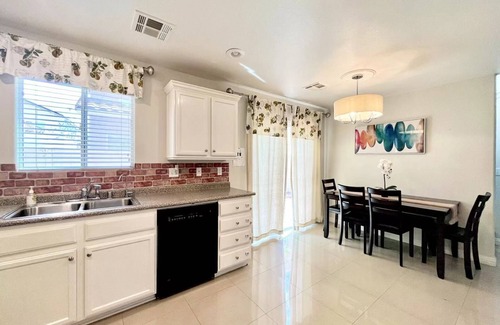 Rhodes Ranch Casa | Professional Clean Entire 3BR house! Close to shopping and Strip!