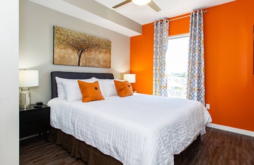Birdland Apartamento | Professional |King Bed |W/D| Garage| Pets| 55" TVs