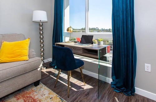 Birdland Apartamento | Professional |King Bed |W/D| Garage| Pets| 55" TVs