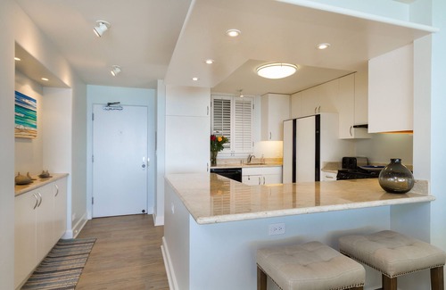 Diamond Head - Kapahulu - St. Louis Condominio | Decoración profesional, frente a la playa, Unidad doble en el piso 18.