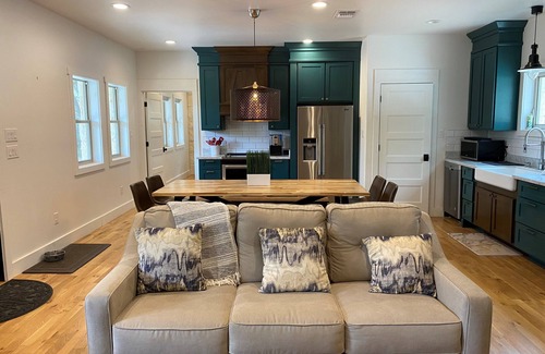 Concan Casa | Immaculate, Professionally Decorated & Fully Stocked Luxury Home near Frio River