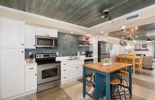 Kill Devil Hills Condominio | Professionally Designed Oasis, Budget & Pup Friendly, Walk-in Shower, Pools!