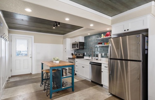 Kill Devil Hills Condominio | Professionally Designed Oasis, Budget & Pup Friendly, Walk-in Shower, Pools!