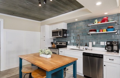 Kill Devil Hills Condominio | Professionally Designed Oasis, Budget & Pup Friendly, Walk-in Shower, Pools!