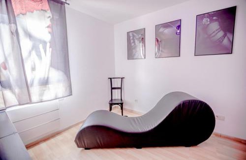 Walbourg Apartamento | PRoJET KUROI - Love Room BDSM - Balançoire, Banc de fessée, Pilori, Cage, Croix, Tantra