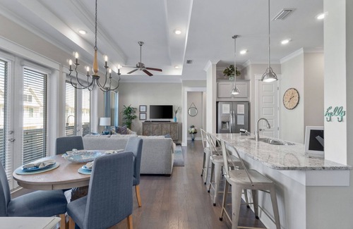 Panama City Beach Casa | Prominence 30A-2bd 2ba duerme 6-GOLF CART-6 Bikes-Near Beach-Lg Pool- "The Hub"