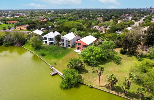 Brownsville Casa | PROMO 15% WEEKLY AND 20% MONTHLY DISCOUNT! Oasis on the Lake A