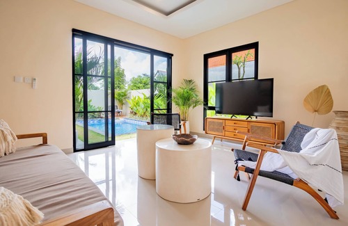 Umalas Villa | PROMO Canggu + Brand NEW Villa + HUGE Pool +PS5!