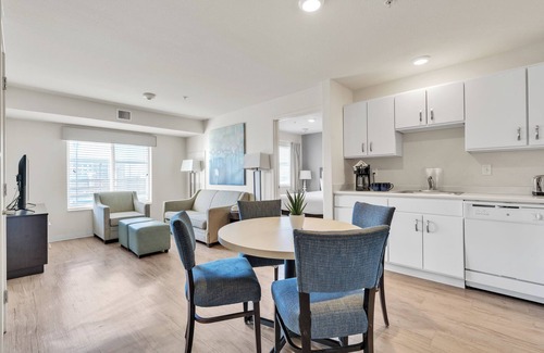 Far North Central Apartamento | Properties by Preston I Comfy 2 Bed 2 Bath