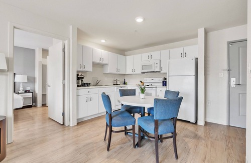 Far North Central Apartamento | Properties by Preston I Comfy 2 Bed 2 Bath