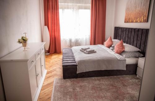Hradec Kralove Apartamento | Prostorný byt v centru u řeky, 2 ložnice, balkón