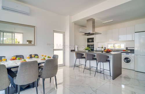 Protaras Villa | Protaras Olivine Pearl Villa 16 Cerca del centro