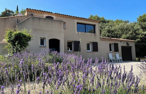 Lourmarin Villa | Villa de campo provenzal con piscina y cancha de tenis
